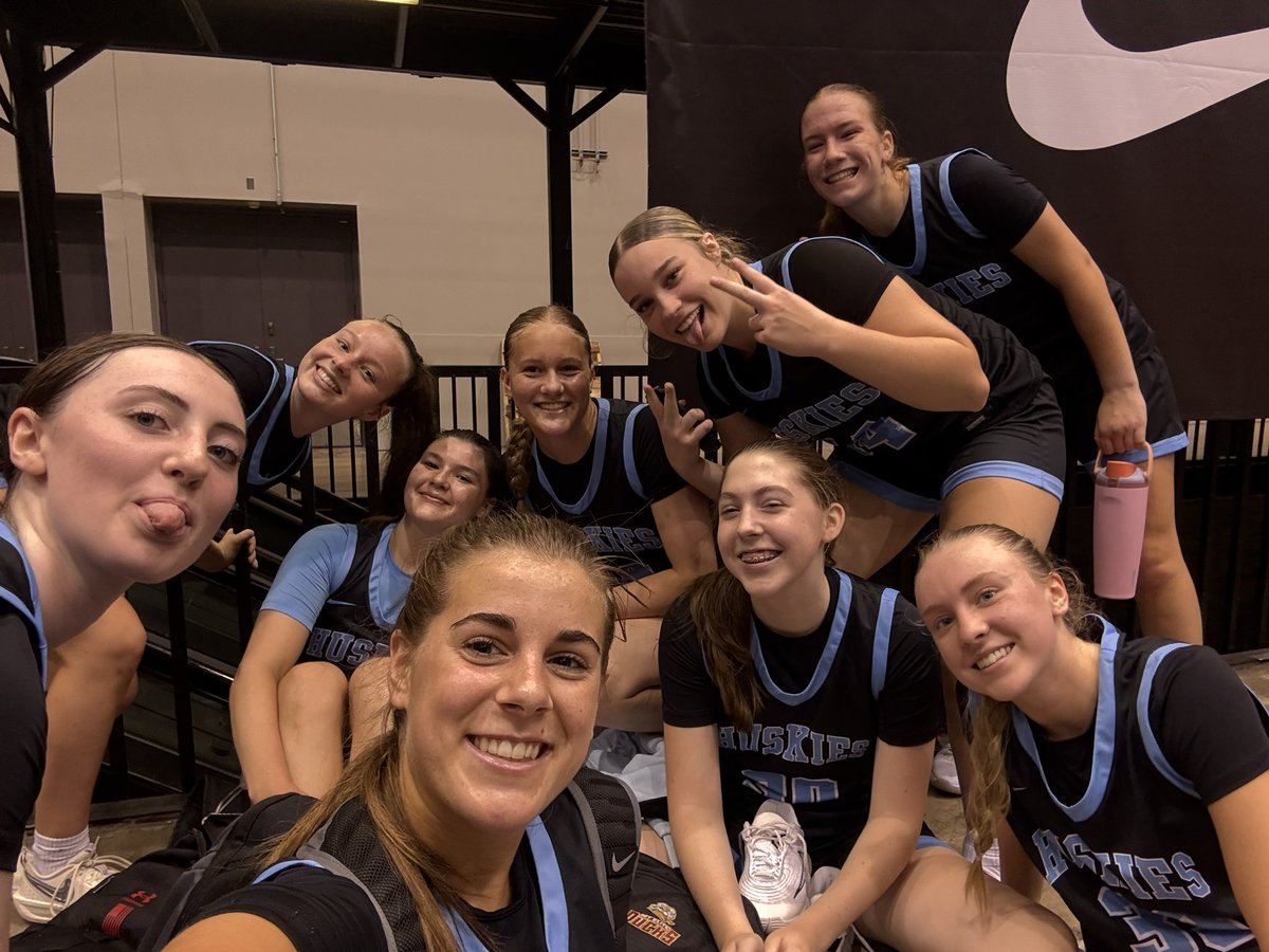coachchekim1's tweet photo. @MAHuskies 2026 Che are off to the semis after knocking out a top seed @niketoc (Missing @faithkim_13 due to injury) https://t.co/am5Wfm8pf1