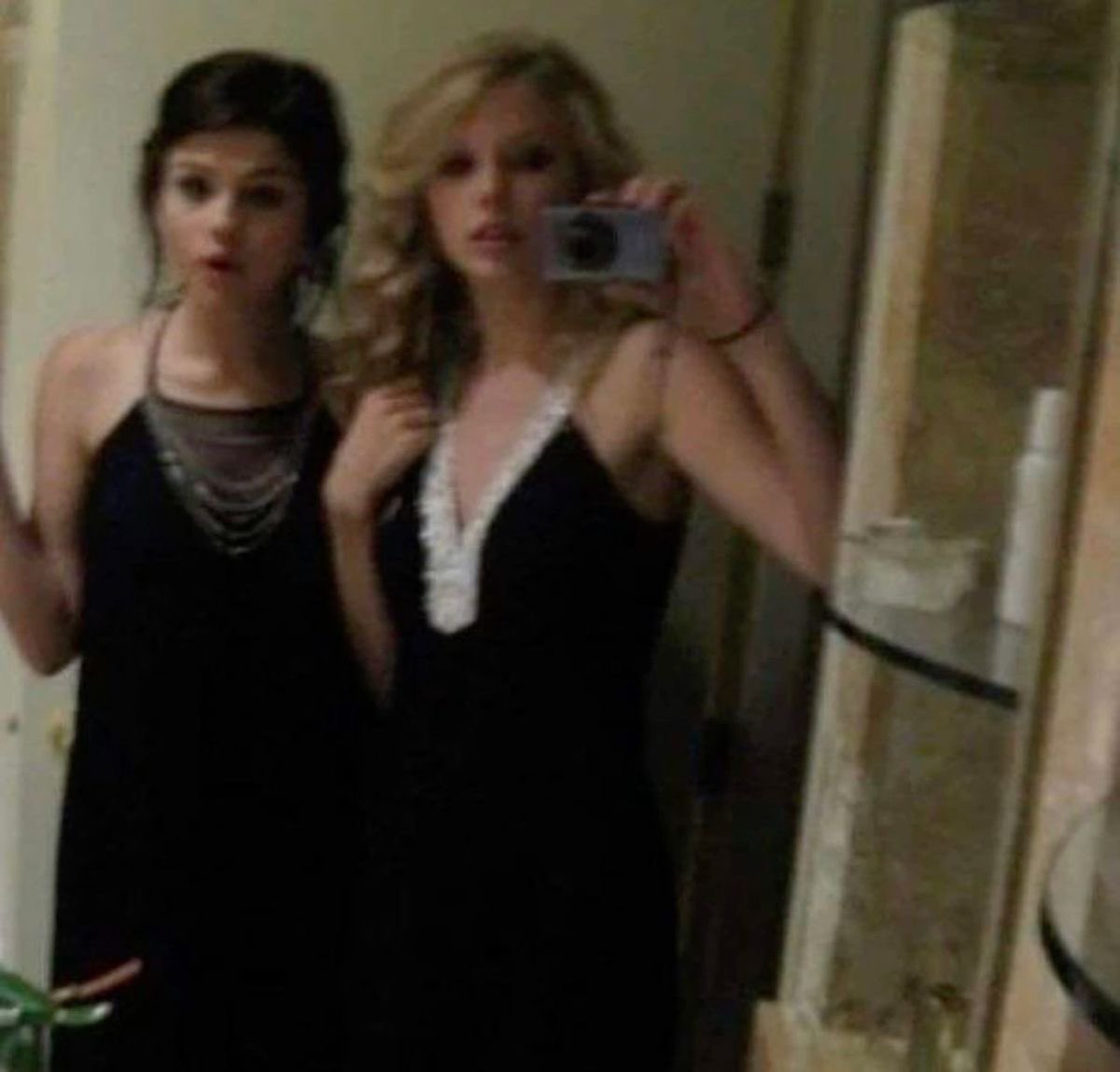 taylenalovbot's tweet image. .         the first pic                   x            them now