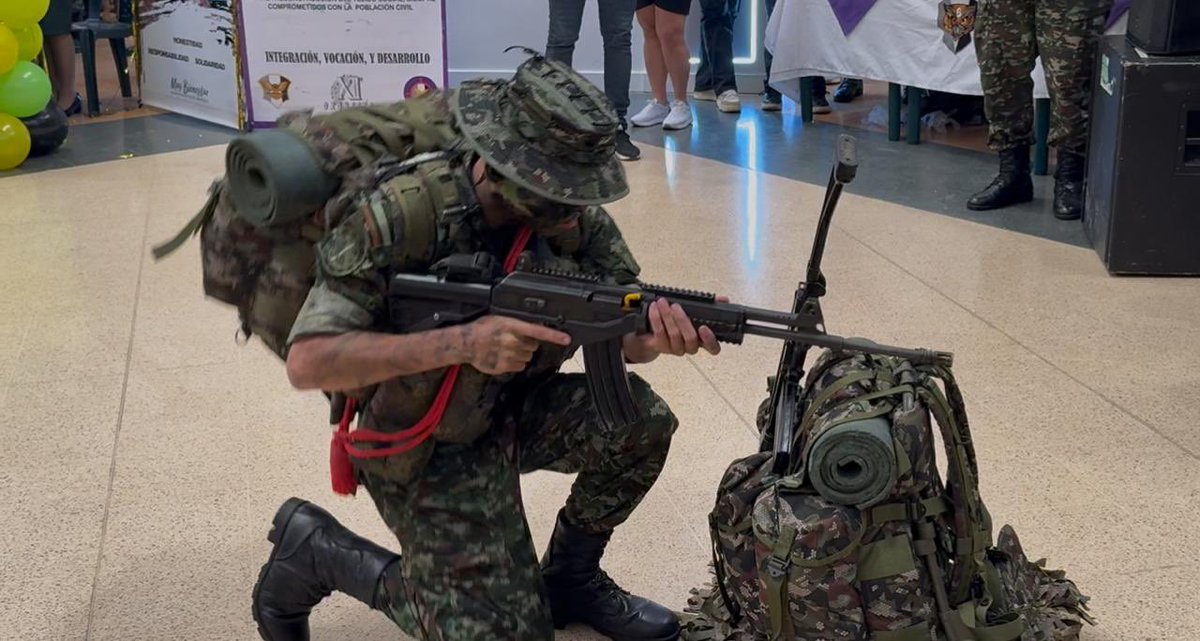 Ejercito_Div6's tweet image. Celebramos 215 años de Independencia junto a la comunidad del Caquetá.
En el centro comercial Gran Plaza Florencia, la #Brigada12 del @COL_EJERCITO compartió una muestra de sus capacidades militares, reafirmando el compromiso con la defensa y el orgullo de ser colombianos.…