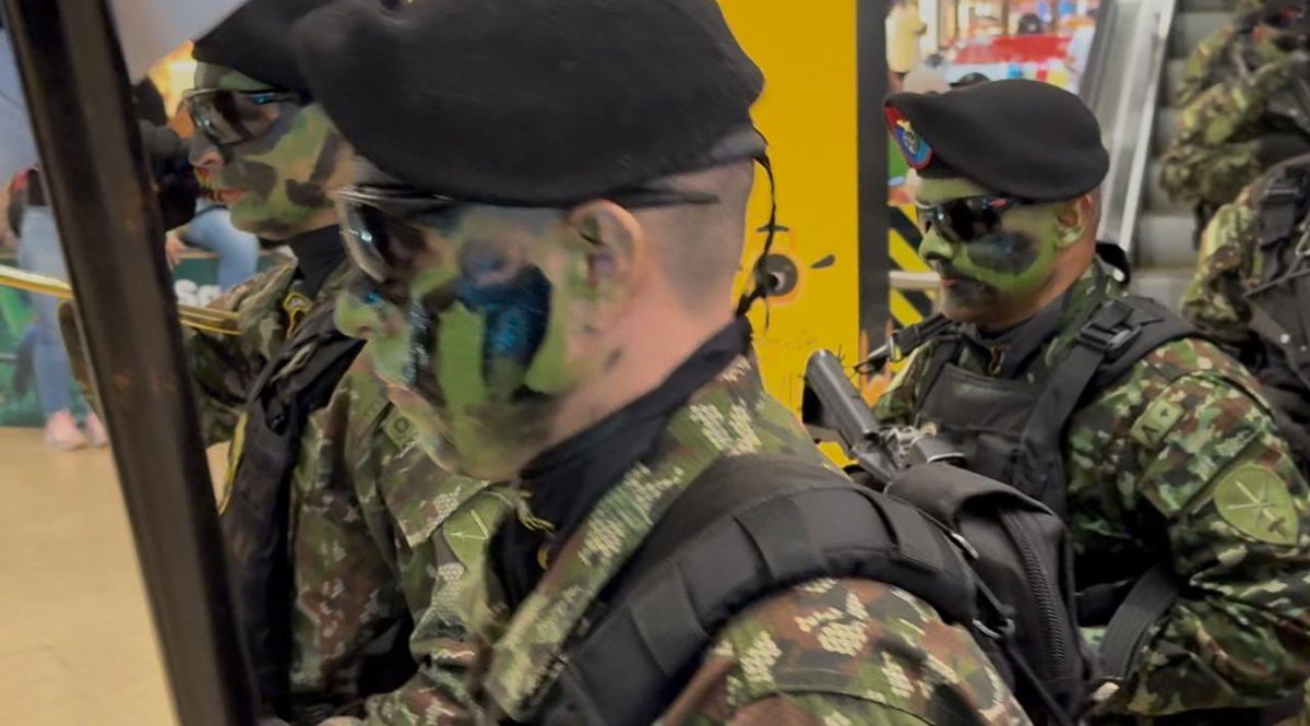 Ejercito_Div6's tweet image. Celebramos 215 años de Independencia junto a la comunidad del Caquetá.
En el centro comercial Gran Plaza Florencia, la #Brigada12 del @COL_EJERCITO compartió una muestra de sus capacidades militares, reafirmando el compromiso con la defensa y el orgullo de ser colombianos.…