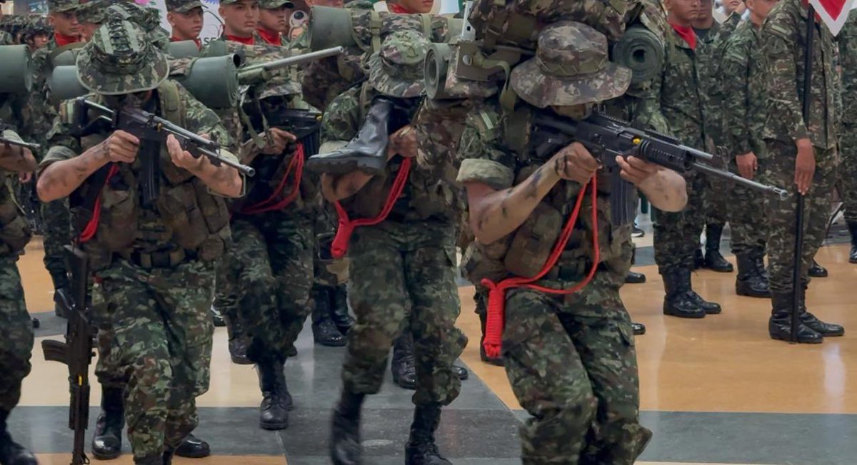 Ejercito_Div6's tweet image. Celebramos 215 años de Independencia junto a la comunidad del Caquetá.
En el centro comercial Gran Plaza Florencia, la #Brigada12 del @COL_EJERCITO compartió una muestra de sus capacidades militares, reafirmando el compromiso con la defensa y el orgullo de ser colombianos.…