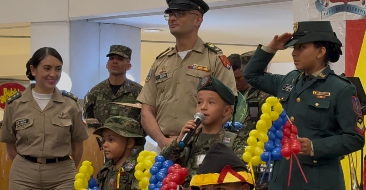 Ejercito_Div6's tweet image. Celebramos 215 años de Independencia junto a la comunidad del Caquetá.
En el centro comercial Gran Plaza Florencia, la #Brigada12 del @COL_EJERCITO compartió una muestra de sus capacidades militares, reafirmando el compromiso con la defensa y el orgullo de ser colombianos.…
