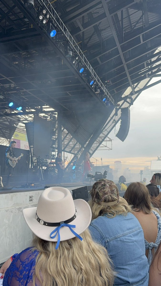 <a href="/DBradbery/">Danielle Bradbery</a> You were phenomenal in buffalo yesterday! Definitely do not regret traveling six hours for the show 💙 #amiokay?tourbuffalo