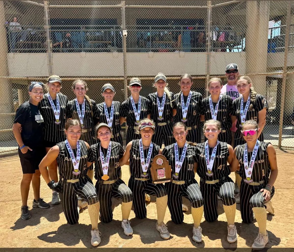 PaigePeiker2027's tweet photo. This past weekend in the California World Series my team went 6-2. We received 3rd place out of 42 teams! I’m really proud of my team and how hard we fought🥎 @CycloneSB @CoachPinkerton @GCU_Softball @KatFrakes @CoachJohnnyBU @BluejaySoftball @CoachKristaWood @CoachBredbenner https://t.co/YdyajrEwFF