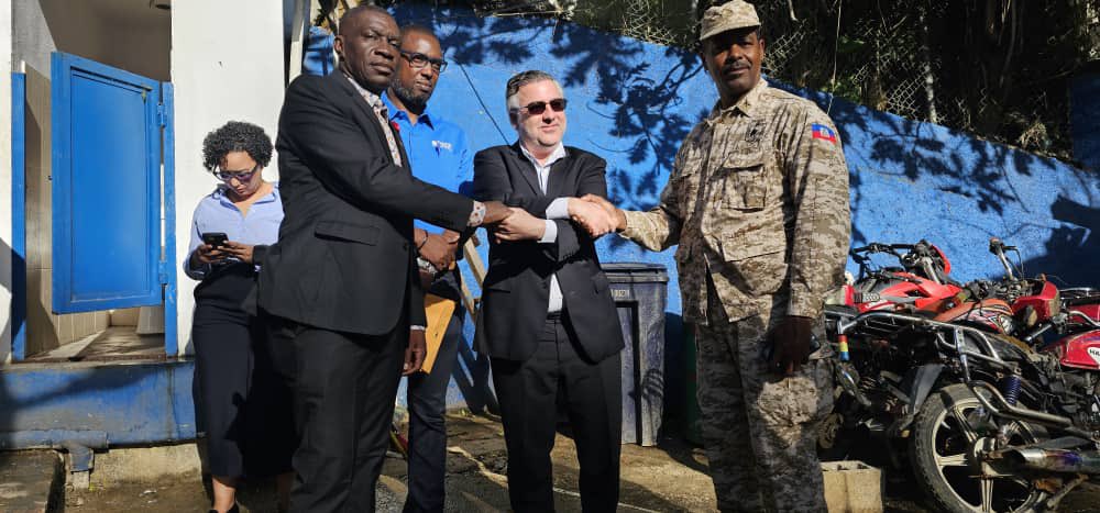 CristoDupouy's tweet image. L’@OEAHaiti continue à épauler la @PNHaiti dans des moments cruciaux pour la sécurité de la nation avec l’inauguration de postes de police réaménagés dans des zones stratégiques.
Un grand merci pour l’appui indéfectible du @GAC_Corporate Canada et aux équipes de l’OEA et la PADF…