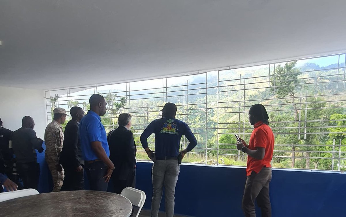 CristoDupouy's tweet image. L’@OEAHaiti continue à épauler la @PNHaiti dans des moments cruciaux pour la sécurité de la nation avec l’inauguration de postes de police réaménagés dans des zones stratégiques.
Un grand merci pour l’appui indéfectible du @GAC_Corporate Canada et aux équipes de l’OEA et la PADF…