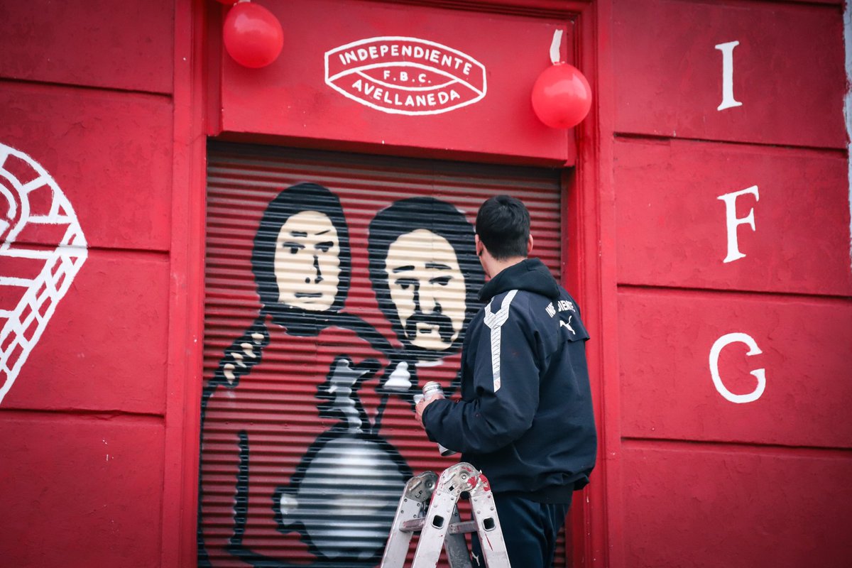 #SOCIEDAD | Nuevos murales en #Independiente en #Avellaneda

🔴🎨En la previa al partido frente a #Talleres de Córdoba, un grupo de hinchas del #Rojo inauguraron diferentes murales en la esquina de Mariano Acosta y Constitución.

📷<a href="/nicorubinetti/">Nico Rubinetti</a>