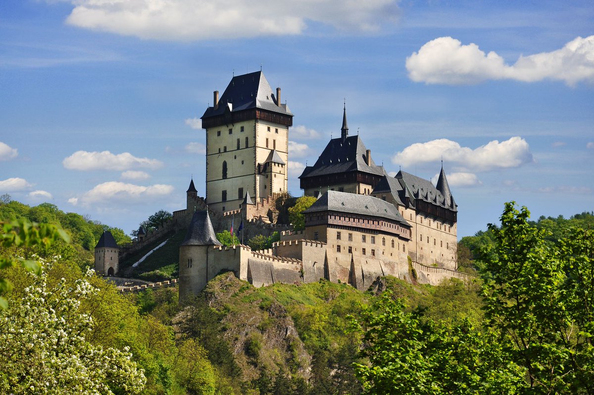 Sabías que desde #Praga puedes viajar en bicicleta y visitar el Castillo de Karlštejn en el Bohemia Central #DestinoChequia #tirismo #viajar