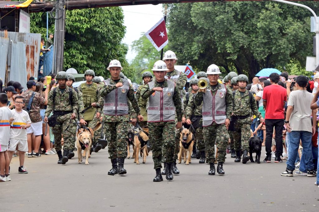Ejercito_Div6's tweet image. Le cumplimos a nuestro pueblo Colombiano.
Gracias pueblo Caqueteño por acompañarnos en el Desfile Militar y Policial.
Imágenes de nuestra presentación en Florencia #Caquetá.
#EnModoPatrio 🇨🇴