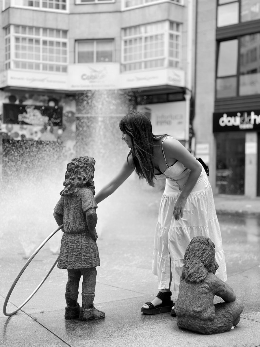 almudenacid's tweet photo. Me ha dado un vuelco el corazón al ver este aro sostenido por una niña estatua. Por un instante volví a ser niña.
Quise jugar con ella 🥹♥️.
#Pontevedra 
#GimnasiaRitmica https://t.co/9a3Y4pyS78