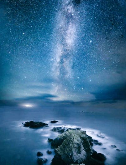 B_musings's tweet image. what is written where stars shine
I asked, neath the sapphire blue
was it by some chance or design
winds carried sacred seeds that grew
my heart uttered that night
ere the onyx dice was thrown
whispering, follow the way of the light
O love, this I have always known
#vss365 #onyx