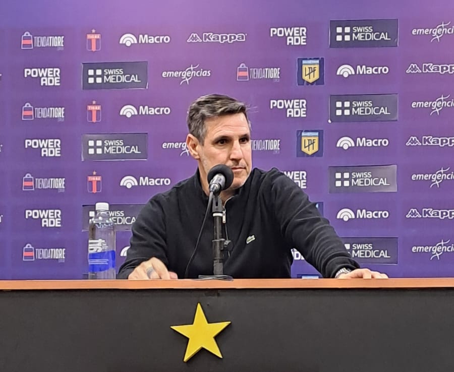 MeGustaMasAAAJ's tweet photo. #AAAJ 🎙 Nico Diez en conferencia de prensa: "Fue un partido complejo, en lo primeros 15 minutos parecía resuelto con las tres situacionesd de gol. Tuvimos poca efectividad, hay que ser mas contundentes. Entramos en el juego de ellos y nos perjudicó" https://t.co/j1iMMPITJl