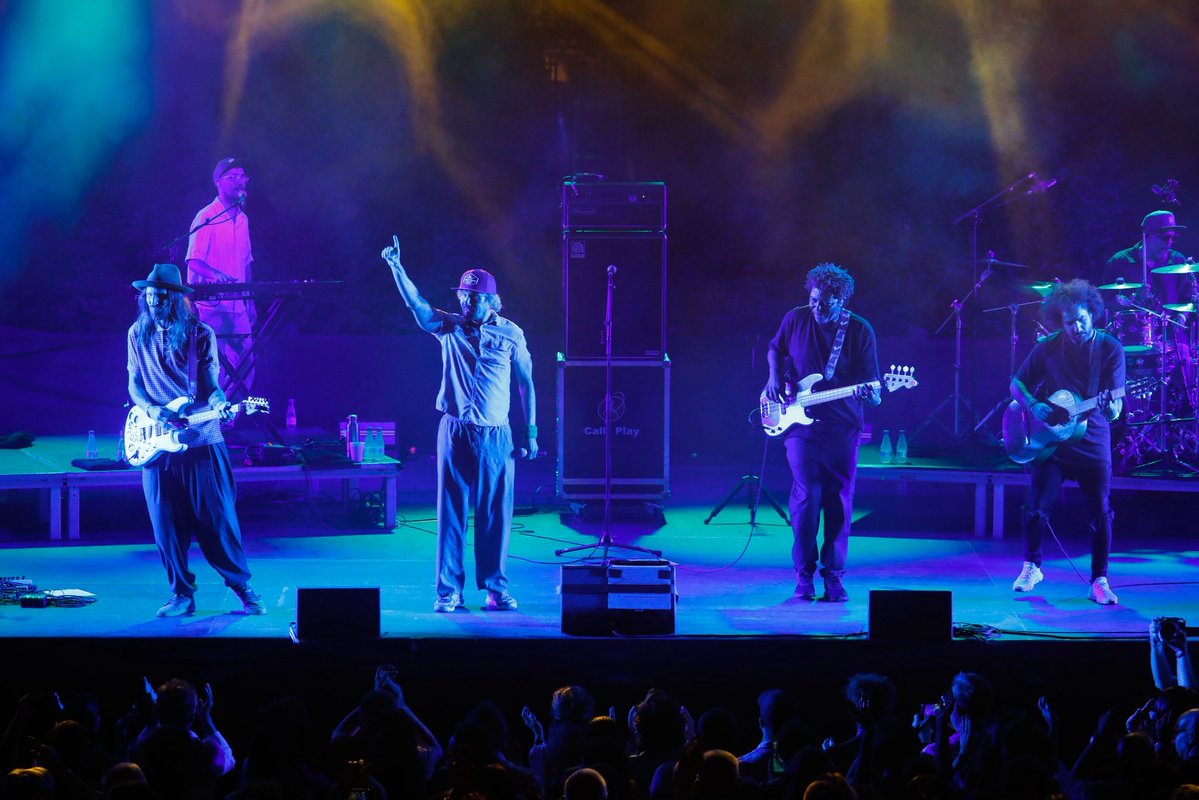 Macaco ha ompert Les Nits de Barcelona amb la seva música plena de sentiment i missatge! 🌍🤍

Una nit propera i emotiva, on cada cançó ha connectat amb el cor del públic.

📸: Rubén Irún