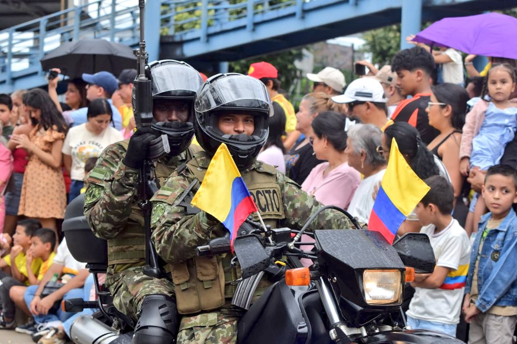 Ejercito_Div6's tweet image. En Florencia #Caquetá, con el corazón henchido de orgullo, nuestros soldados marcharon ante el pueblo Caqueteño, conmemorando 215 años del Grito de Independencia.
#EnModoPatrio 🇨🇴