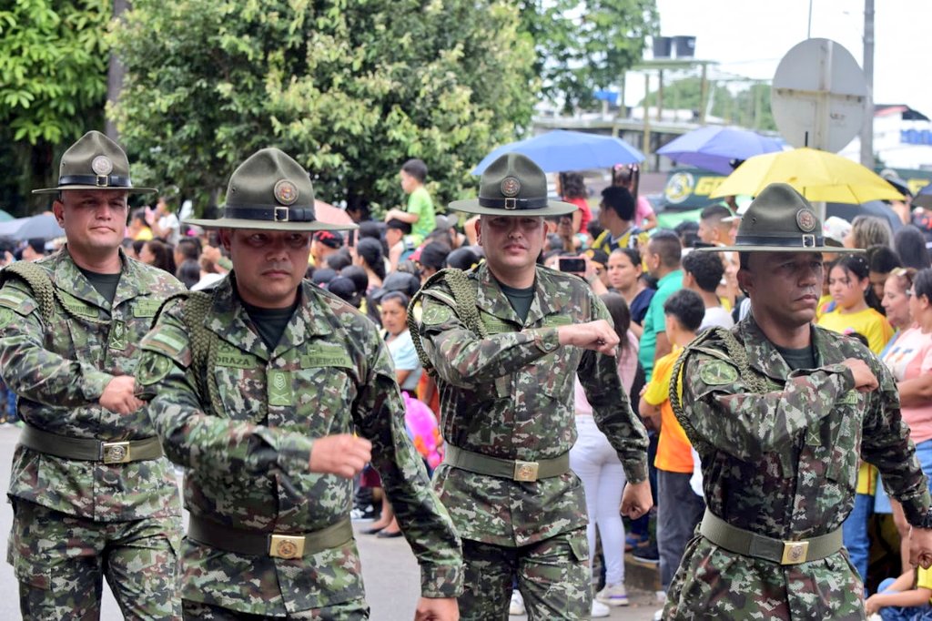 Ejercito_Div6's tweet image. En Florencia #Caquetá, con el corazón henchido de orgullo, nuestros soldados marcharon ante el pueblo Caqueteño, conmemorando 215 años del Grito de Independencia.
#EnModoPatrio 🇨🇴