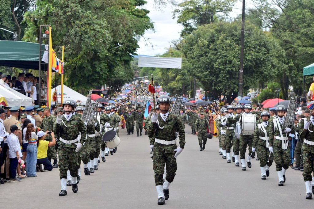 Ejercito_Div6's tweet image. En Florencia #Caquetá, con el corazón henchido de orgullo, nuestros soldados marcharon ante el pueblo Caqueteño, conmemorando 215 años del Grito de Independencia.
#EnModoPatrio 🇨🇴