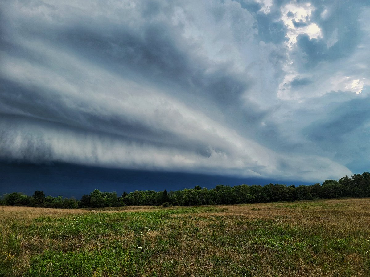 Rosievortwx's tweet image. Pretty much all the storms I seen over here in E Ohio and W Pennsylvania last year were in August-October. Let's hope this year is the same. #ohwx #pawx