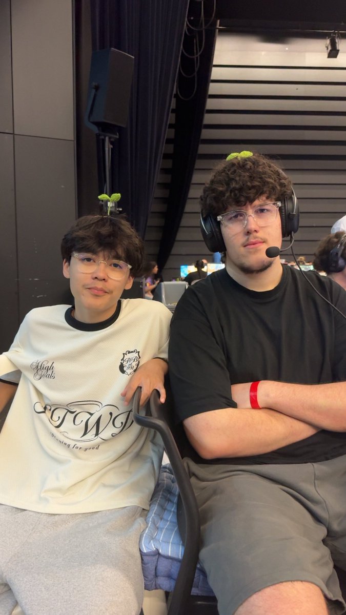 poethFPS's tweet image. Top1 🥇 @HopLanSXB
Merci à @_MillionFlowerz ils ont été incroyables ❤️
Trop fier de mes mates de fou
@layzervlr
@zeynovlr1
@Jamelinho213
@reachdood
coach @noa_vlr