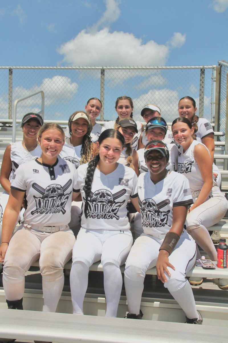 VoganOhio's tweet image. Another weekend another championship. What a way to finish our summer and with some extra cash! Outlaws stand UNITED. ☠️🖤🥎💵💰@OutlawsWilliams