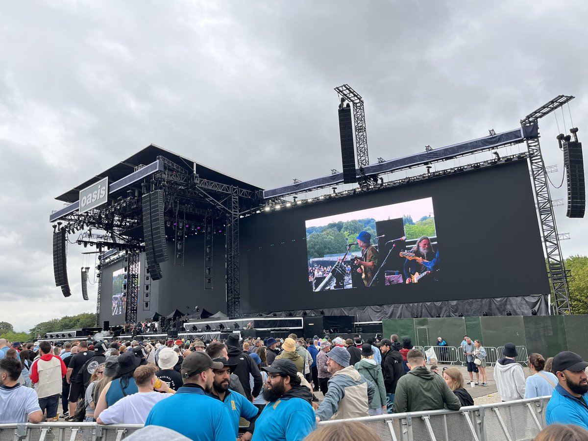 diannebourne's tweet image. Cast have kicked off the final night of @Oasis Live 25 at Heaton Park (early again!) and frontman John Power says we are all looking beautiful here 🥰 #oasislive25