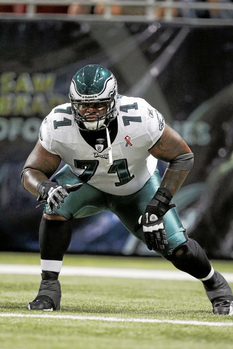 Before becoming a Dominant Offensive Tackle in the NFL, Jason Peters played TE at Arkansas.

He ran a 4.9 40yd Dash at 6-5, 330 🥵