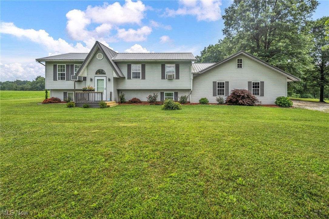 dark_delarge's tweet photo. A finely manicured lawn and two window a/c units. Belinda Carlisle was right. Heaven is a place on earth. https://t.co/gUkFEBivII