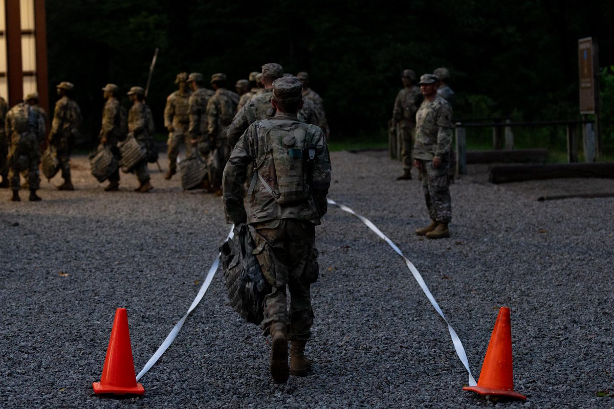 ArmyROTC's tweet image. 1st Regiment #BasicCamp Cadets crawl under fire as they conquer the Night Infiltration Course (NIC) at #CST2025
Cadets undergo a training exercise where they crawl 100 meters under live machine gun fire.
馃摳: Ayden D., Murray State University, CST Public Affairs Office