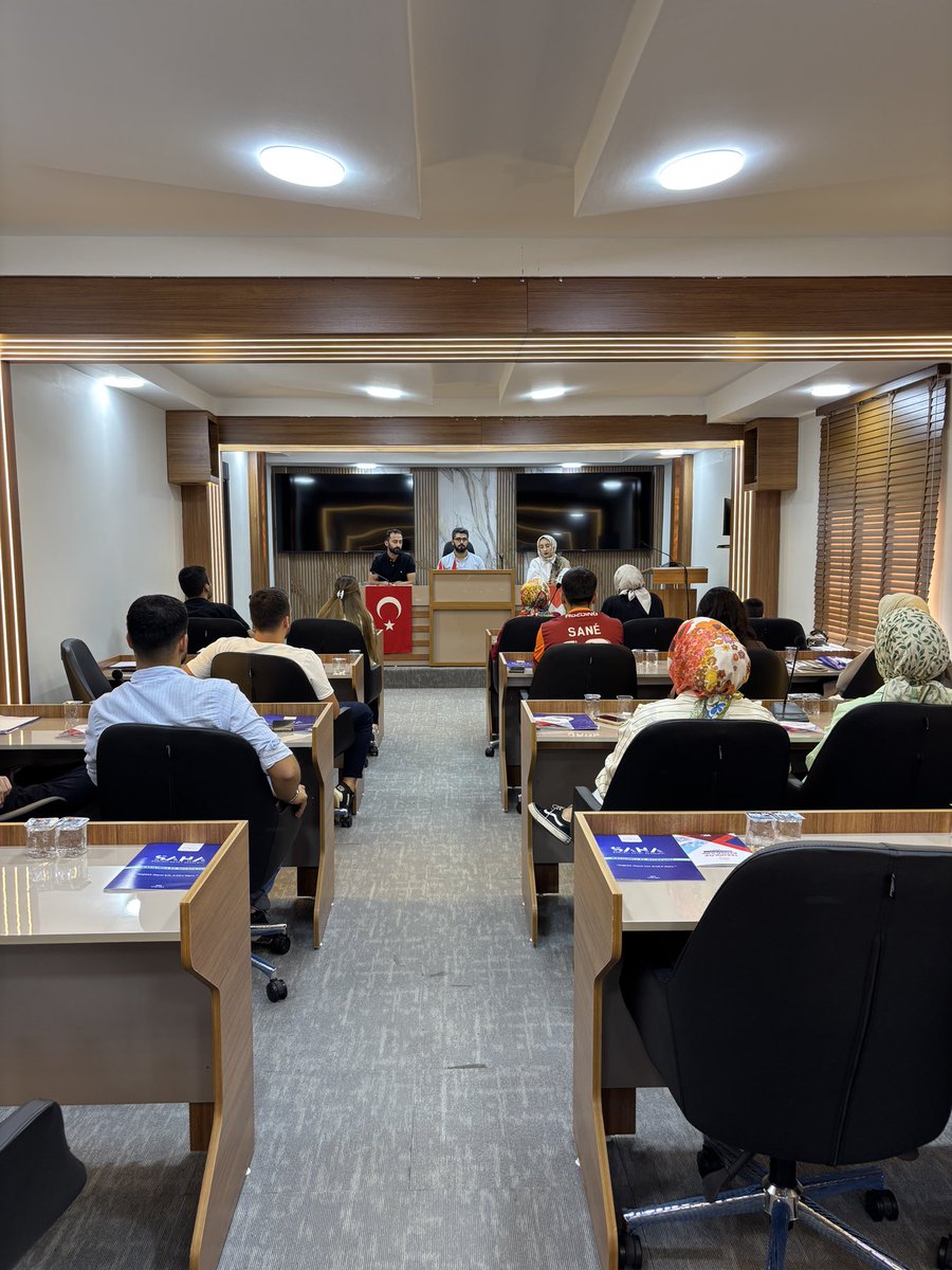 Gençlik Meclisi olarak faaliyetlerimizi değerlendirdik. Üniversite tercihi yapacak gençler için planladığımız kariyer buluşmaları ve yeni projeleri istişare etmek üzere Başkan Mustafa Bozan ve komisyon üyelerimizle toplantımızı yaptık. Kahta için hazırız! 
#KahtaGençlikMeclisi