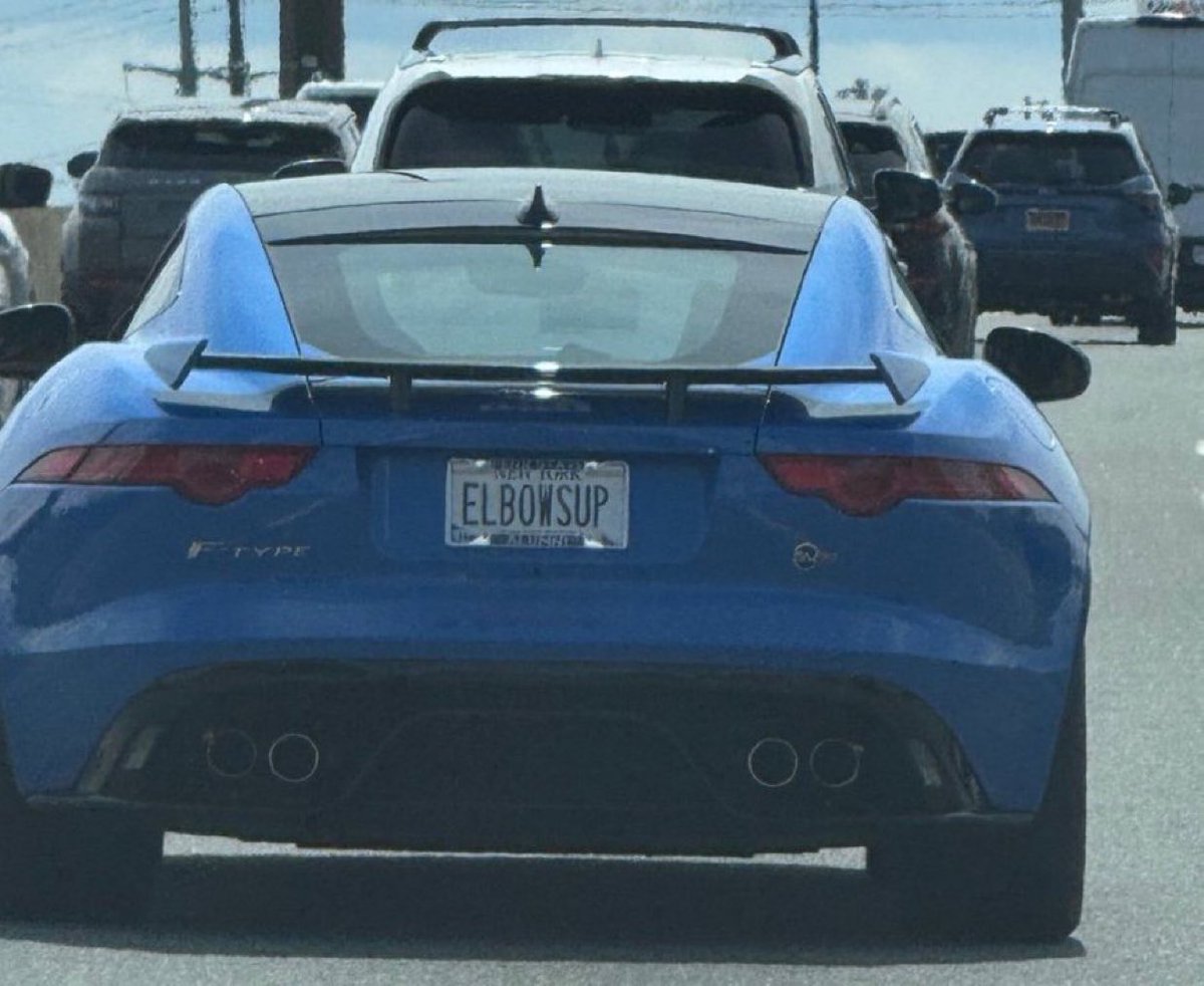 MadelnCanada's tweet image. A New York license plate with “ELBOWSUP” was spotted in Ontario 🇨🇦🤝🇺🇸