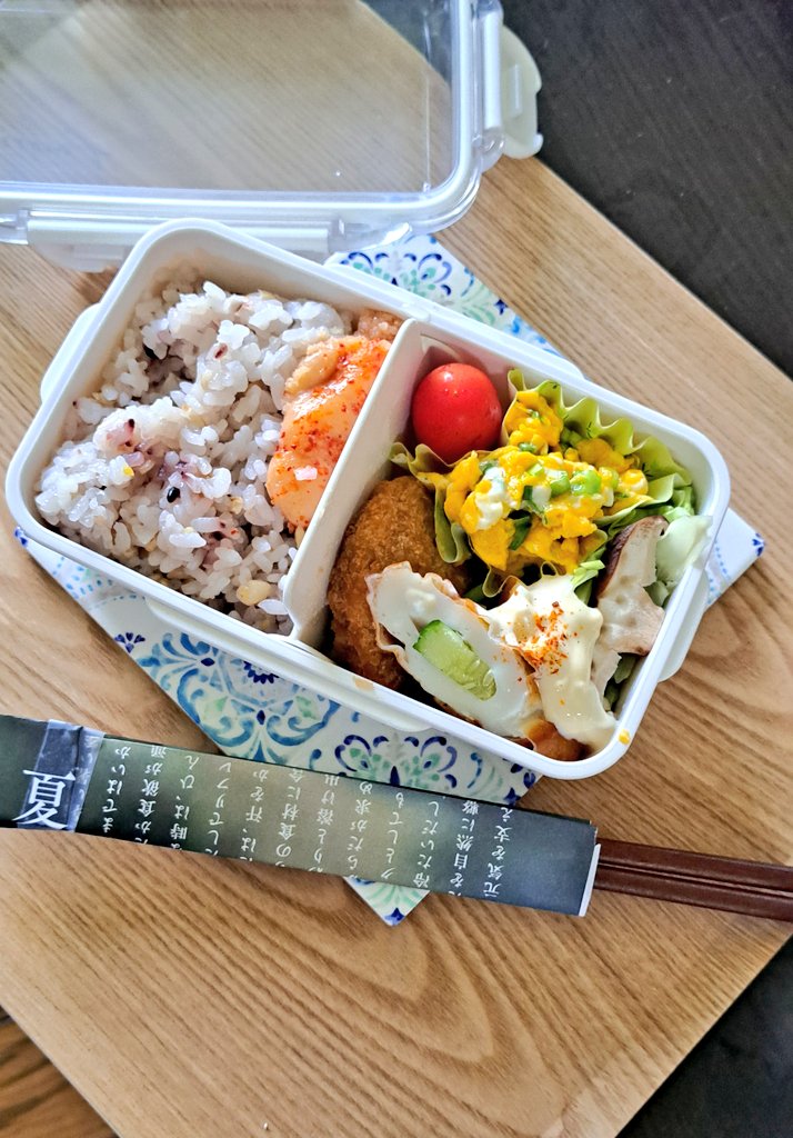 chiko6500's tweet image. 旦那の🍙お弁当

最近は雑穀米を食べています

箸だけど　箸箱はスルスル箸が
落ちるので紙で作っています

硬い紙を選んで
なかなか　エコだなって
気に入ってますぞ……❤️
❤️❤️❤️❤️❤️❤️😄😄😄😄😄😄