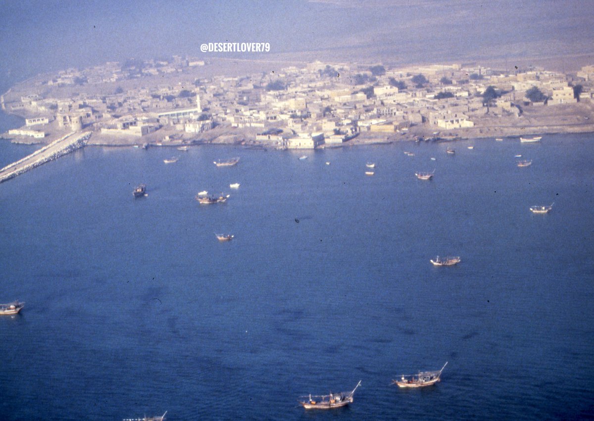 جزيرة دارين في محافظة القطيف و يظهر قصر محمد بن عبد الوهاب الفيحاني بالقرب من نهاية الشارع المؤدي إلى الفرضة ( الميناء ) في الستينيات الميلادية