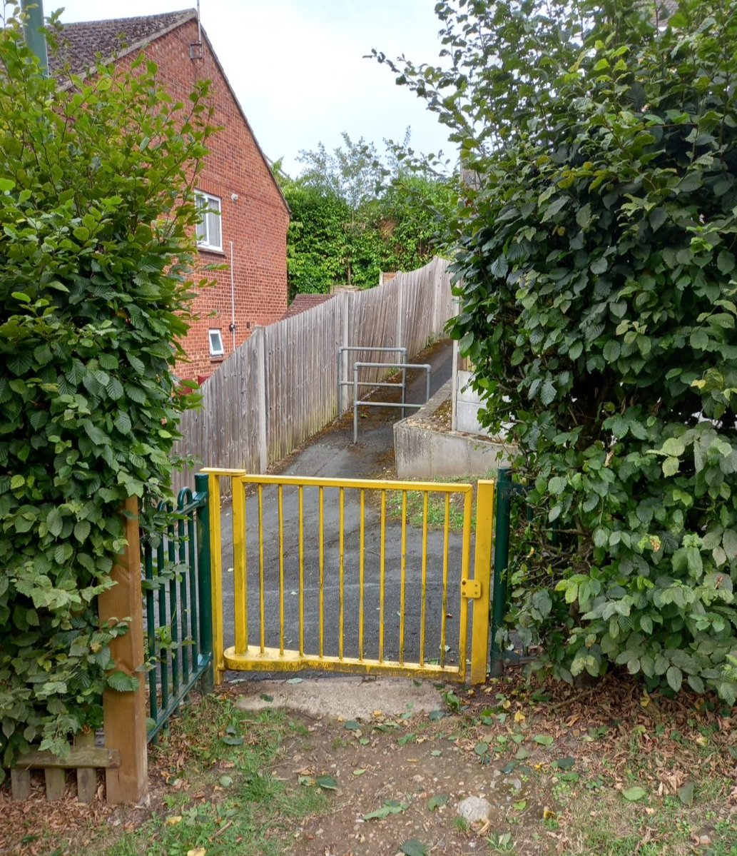 BritishDems's tweet image. Community Politics
British Democrat Councillor Lawrence Rustem giving a helping hand on behalf of his constituents in Downswood, Maidstone. 👏
