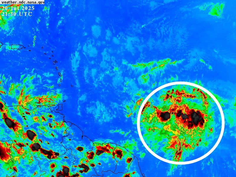 La recién onda tropical etiquetada como el #Invest94L, al parecer ha entrando en una área más favorable para la formación ciclónica, sin embargo lo modelos indican que será por breve tiempo porque aire seco y vientos cortantes les esperan en el arco de las Antillas Menores.