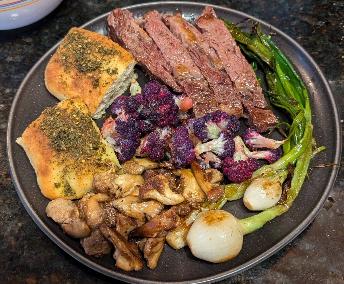 stridden's tweet image. ribeye, roasted purple cauliflower, sauteed lions mane, knob onions, focaccia with zaatar :3