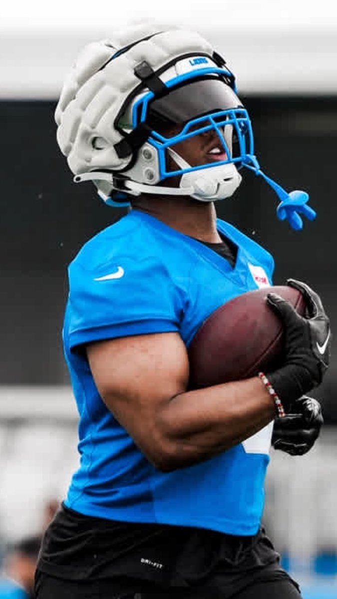 HelmetStalker's tweet image. Lions RB David Montgomery is using a Riddell Axiom or Axiom 3D with a CU-AXIOM-W-2B-II-S facemask and a Riddell hardcup chinstrap paired with the Cam-Loc system; he used a Riddell SpeedFlex Precision with an SF-2BD-HD facemask in 2024.