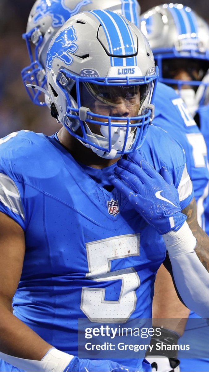 HelmetStalker's tweet image. Lions RB David Montgomery is using a Riddell Axiom or Axiom 3D with a CU-AXIOM-W-2B-II-S facemask and a Riddell hardcup chinstrap paired with the Cam-Loc system; he used a Riddell SpeedFlex Precision with an SF-2BD-HD facemask in 2024.