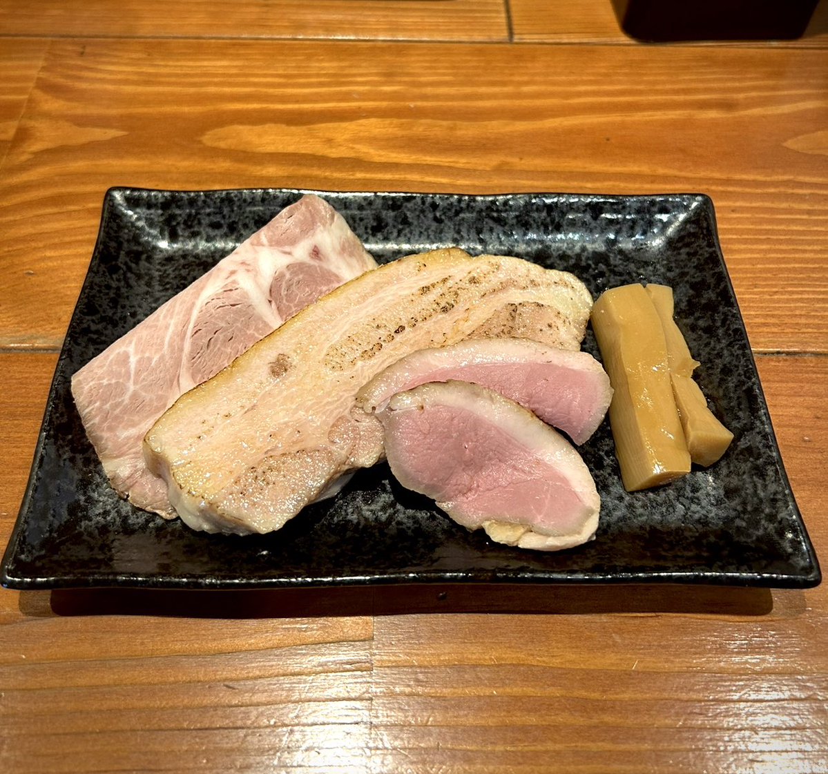 KOTAPAPA921's tweet image. 『麺屋 真心』太陽と大地の恵みを受け 糖度の増したトウモロコシを用いた【冷たいトウモロコシのラーメン+厚切りバラチャーシュー】フレンチを頂いているかの様なゴージャスな旨味が 身体中を駆け巡ります⭐️ 今年 最初で最後と謳う この限定麺は本日最終日🌽 気になっちゃった方‼️
急いで 急いで~ 🚴🏼♂️💨