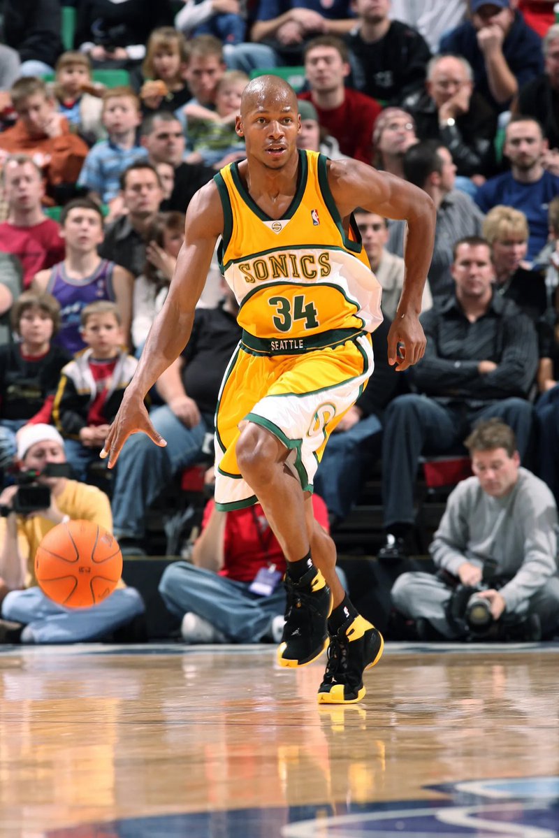 Iconic_sonics's tweet image. Ray Allen had a mean Jordan shoe game during his Sonics years. 😠💪
Happy birthday to Ray! 👊
@Jumpman23