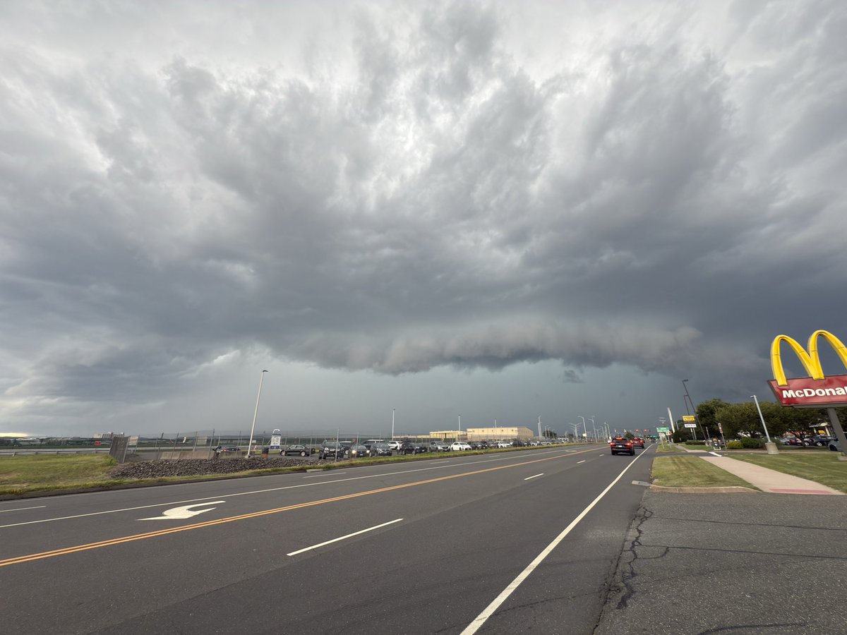 Brendon🌪🌪 (@brendonwx97) on Twitter photo Absolutely incredible severe storm over Bradley Airport right now! <a href="/NWSBoston/">NWS Boston</a> <a href="/WX1BOX/">SNE Amateur Radio Skywarn</a> Absolutely incredible severe storm over Bradley Airport right now! <a href="/NWSBoston/">NWS Boston</a> <a href="/WX1BOX/">SNE Amateur Radio Skywarn</a>