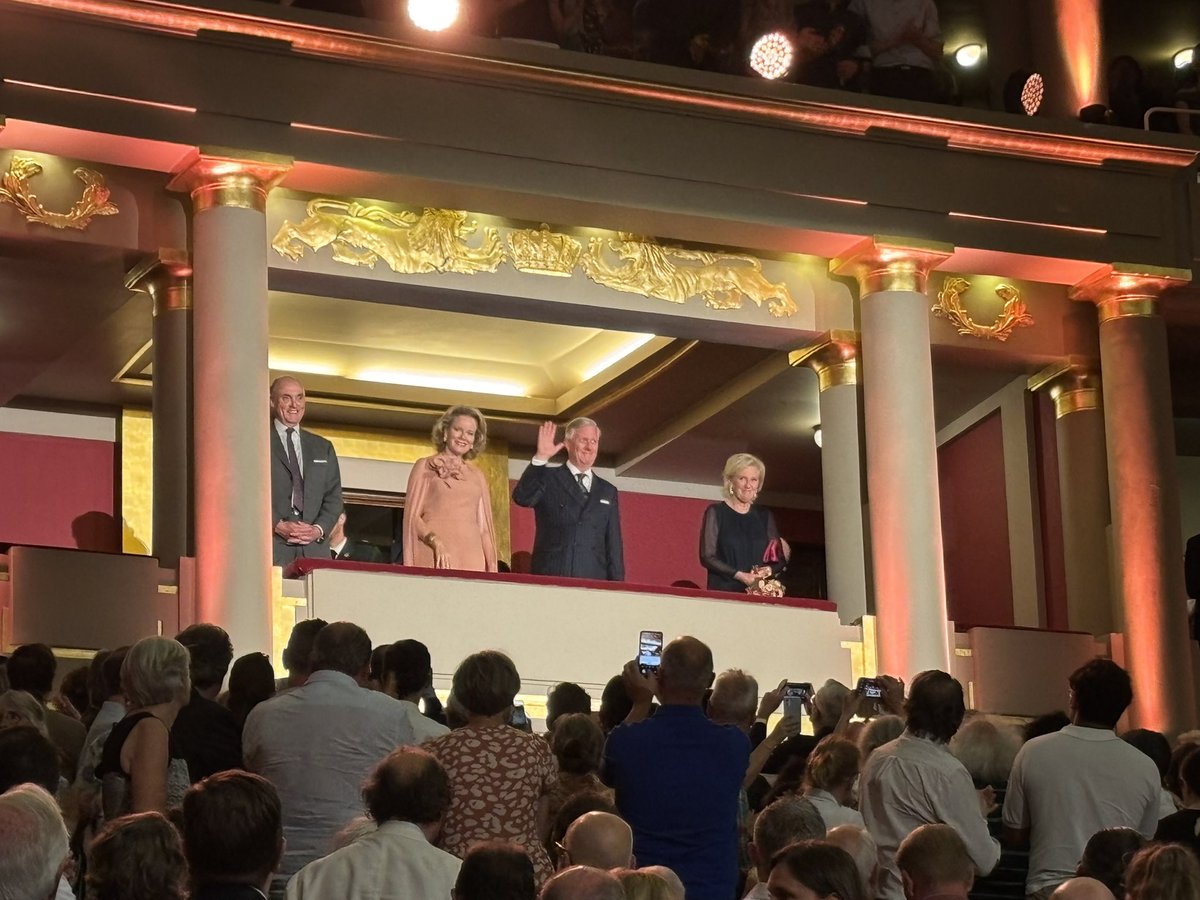 GeertJanssens68's tweet image. Vanavond in BOZAR: klassiekers op het podium, klassiekers op de eerste rij 👑🎶
De Brabançonne krijgt live applaus van de familie die het letterlijk vertegenwoordigt – en ik zat erbij. Niet naast hen, wel in dezelfde zaal. #bijnafamilie
Op het menu?
💦 De Moldau – voor wie net…