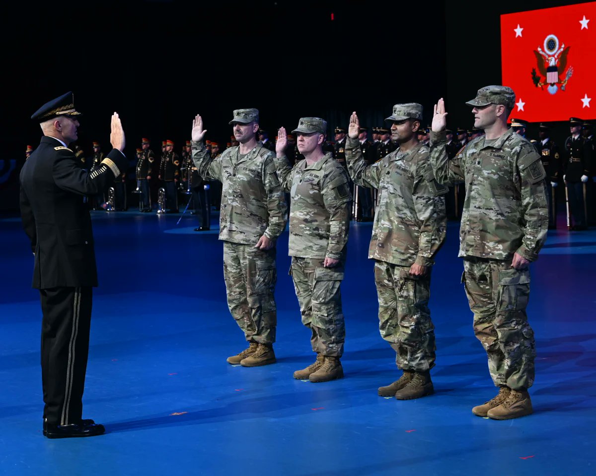 Abhinavstwt's tweet image. Four tech heavyweights Kevin Weil (OpenAI), Shyam Sankar (Palantir), Andrew Bosworth (Meta), and Bob McGrew are now lieutenant colonels in the U.S. Army Reserve.