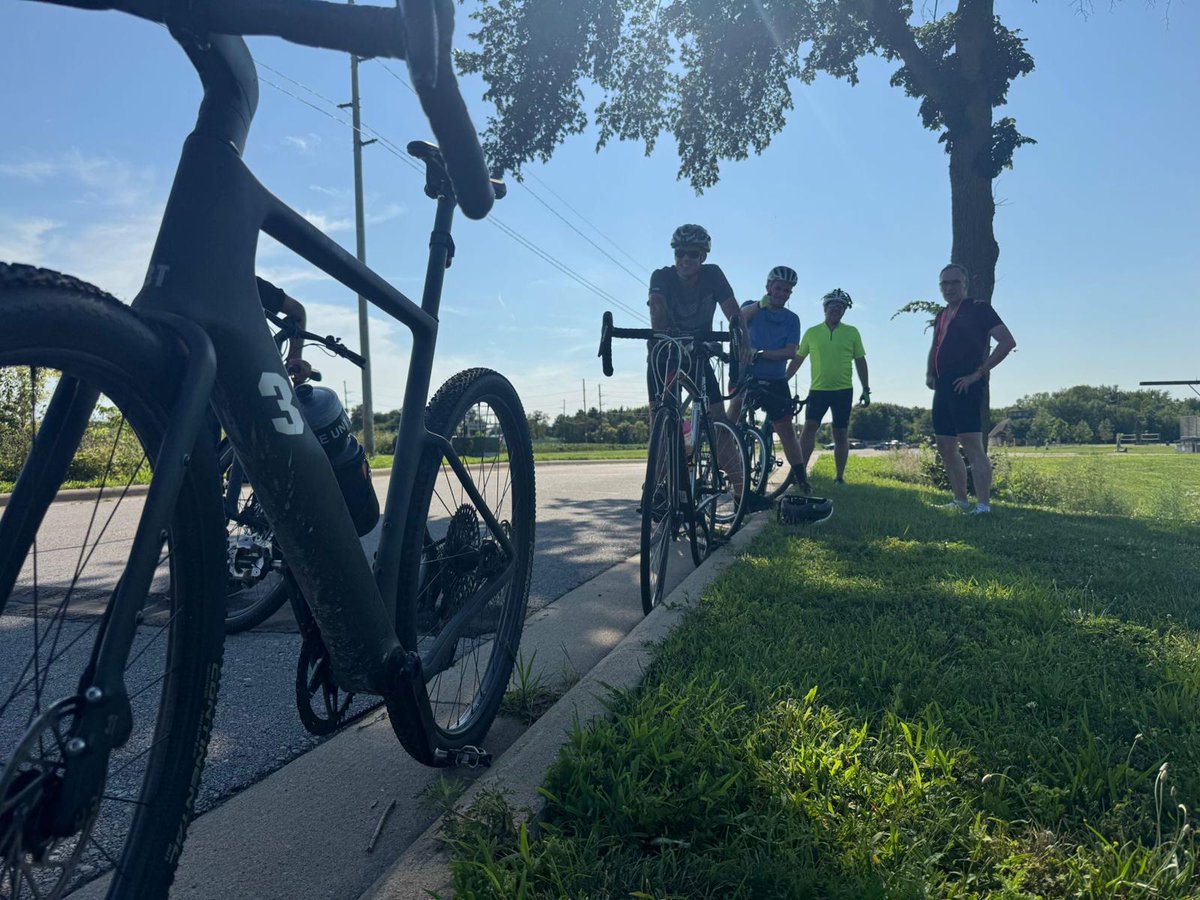 CerebrovascLab's tweet image. After a full week of hard work and research alongside great collaborators, nothing beats a 70-mile ride through the beautiful Iowa 🚴♂️
Grateful for the science, the teamwork and the recovery miles.
#CyclingLife #IowaViews #WorkHardRideHard #NeuroResearchRecharge @esamaniego…