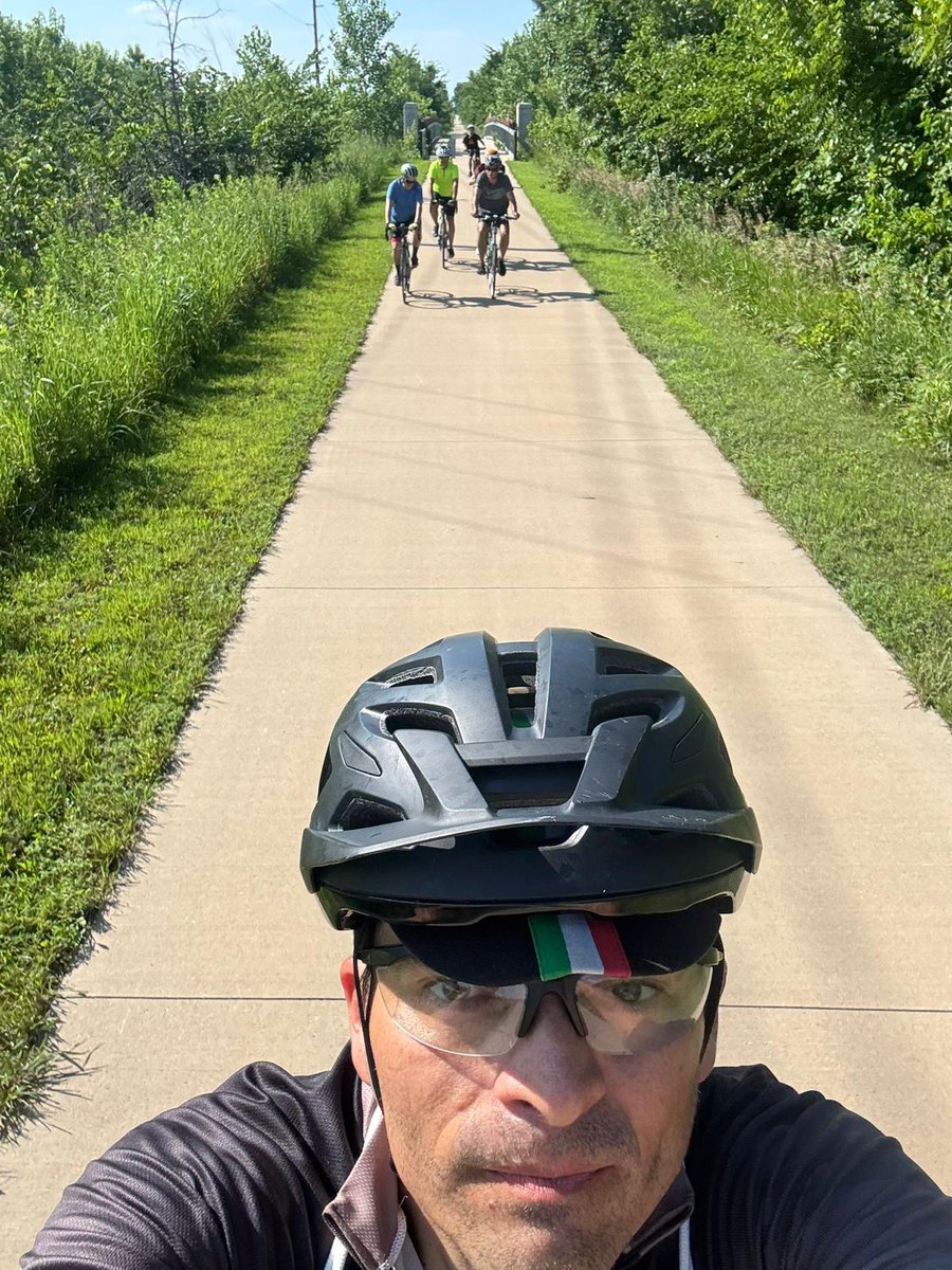 CerebrovascLab's tweet image. After a full week of hard work and research alongside great collaborators, nothing beats a 70-mile ride through the beautiful Iowa 🚴♂️
Grateful for the science, the teamwork and the recovery miles.
#CyclingLife #IowaViews #WorkHardRideHard #NeuroResearchRecharge @esamaniego…