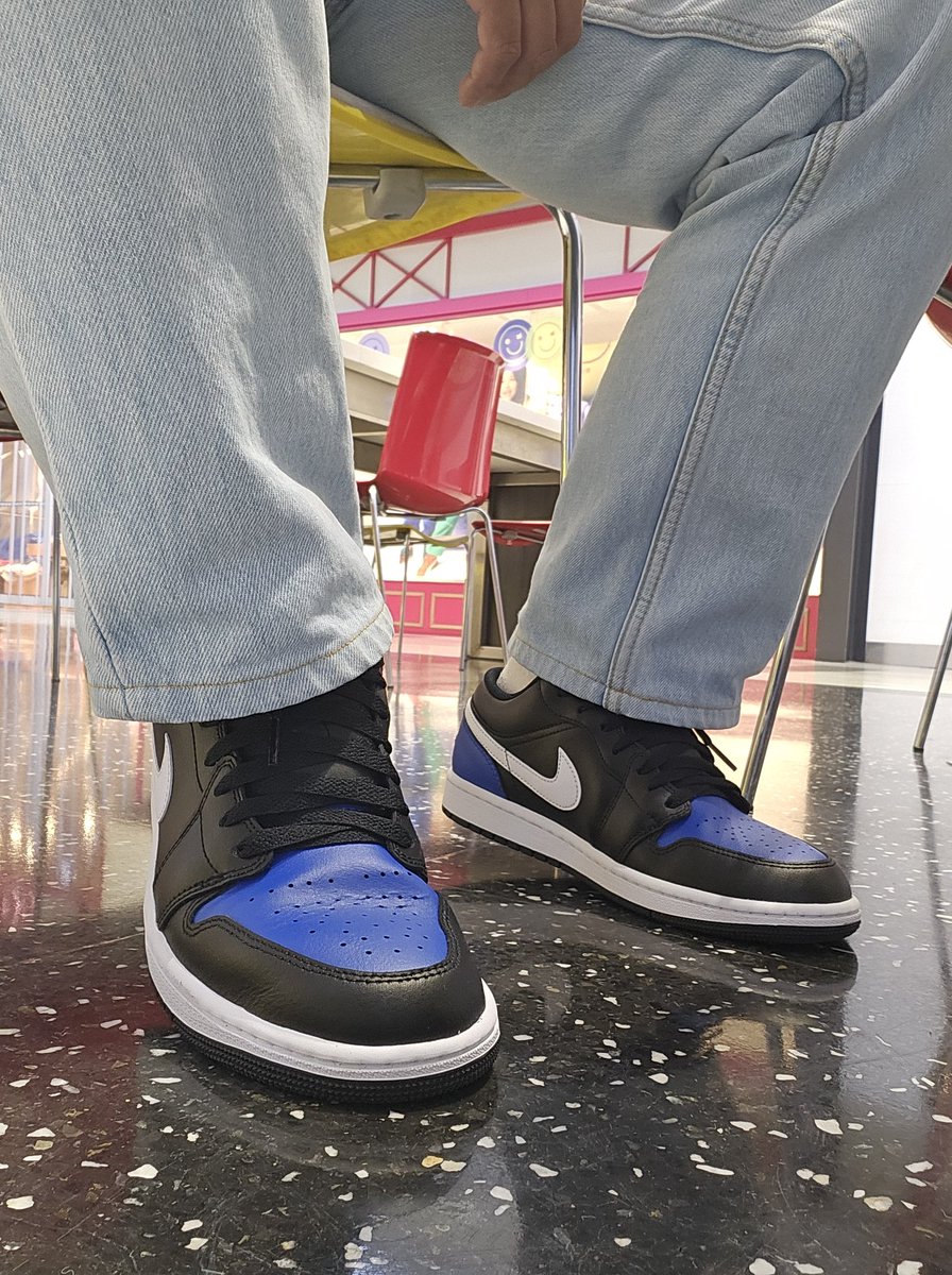 Berns_B_Bee's tweet photo. Matches the jacket

#morningcoffee☕️ 

#woyft 
#kotd👟 
#kicksncoffee 
@Jumpman23
@Nike
#aj1
#aj1low
#airjordans

#wywt 
#ootd 
@thenorthface https://t.co/Ke2K1TXMFt