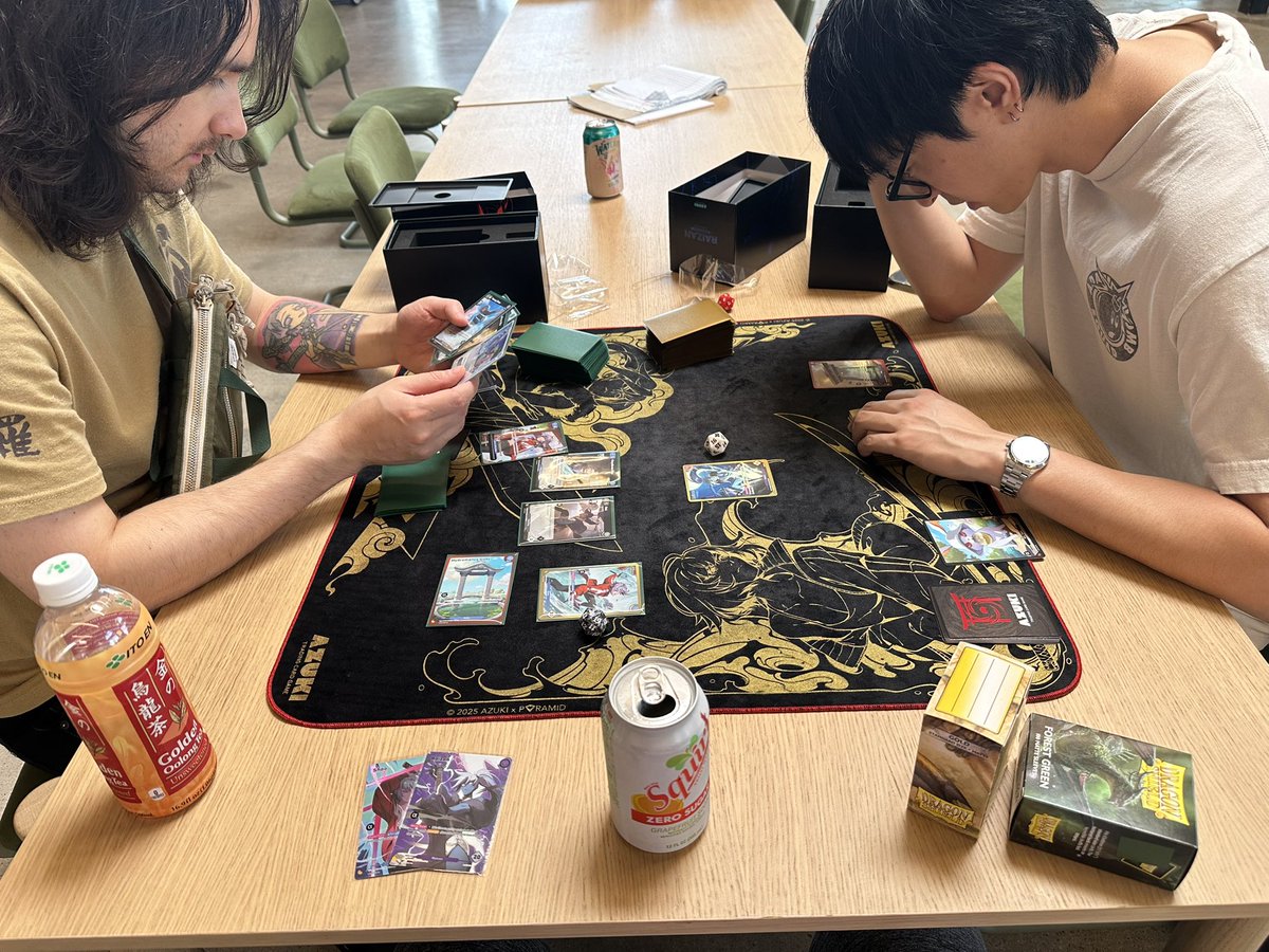 JCM1117's tweet image. got the alpha champ @OdyTeej and @YoonTCG here at the office for some @AzukiTCG grinding