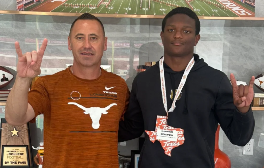 Derreck Cooper 6'1 205 RB '26🤘Commit
⭐️⭐️⭐️⭐️⭐️
Explosive Speed ✅
Powerful✅
Swing/Screen Potential ✅
Track Guy (100M, 200M) ✅