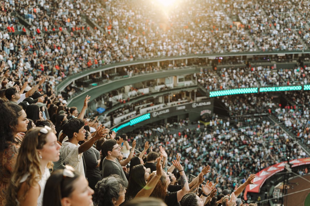 greglaurie's tweet image. We had an amazing night at the Harvest Crusade! The stadium was over capacity with more than 45,000 people in attendance and more than 200,000 people viewing online.
We also had over 500 radio stations across the US broadcasting the event live. And God answered our prayers! We…