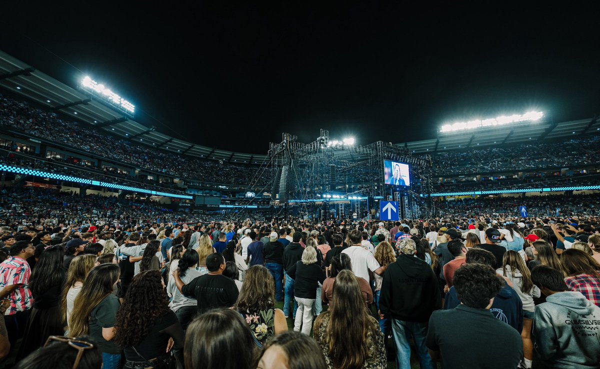greglaurie's tweet image. We had an amazing night at the Harvest Crusade! The stadium was over capacity with more than 45,000 people in attendance and more than 200,000 people viewing online.
We also had over 500 radio stations across the US broadcasting the event live. And God answered our prayers! We…