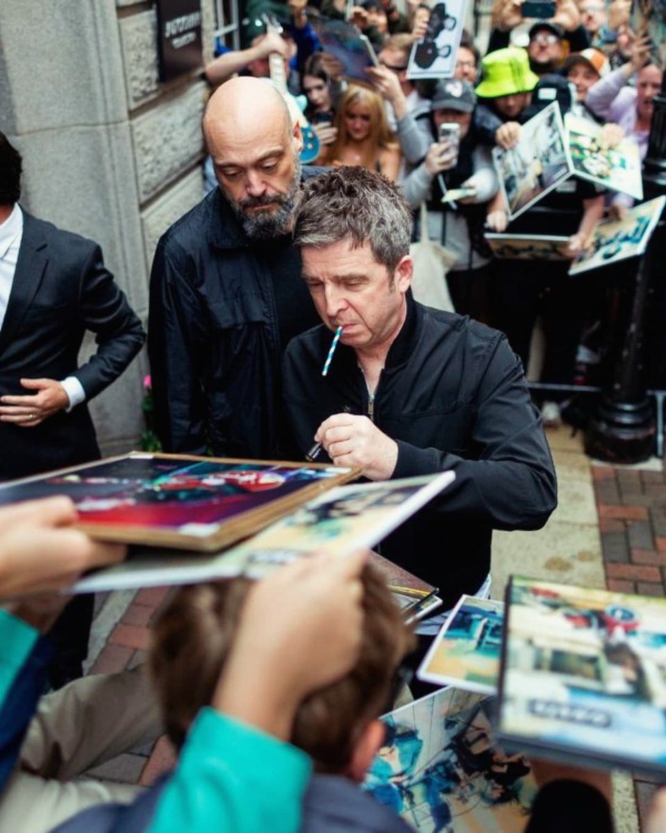 Holymountain29's tweet image. Noel signing for fans before the show today 🩵
Noel Gallagher x oasis 🩵
©️ Credit to photographer : Ryan Jenkinson
📰 Published: Manchester Evening News
🗓️ 20 . Jul. 2025
#noelgallagher #NGFC #NG2025