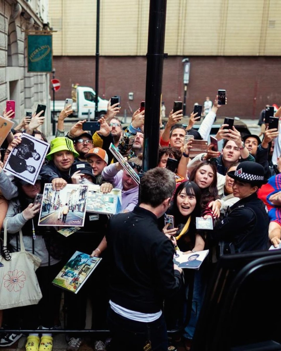 Holymountain29's tweet image. Noel signing for fans before the show today 🩵
Noel Gallagher x oasis 🩵
©️ Credit to photographer : Ryan Jenkinson
📰 Published: Manchester Evening News
🗓️ 20 . Jul. 2025
#noelgallagher #NGFC #NG2025